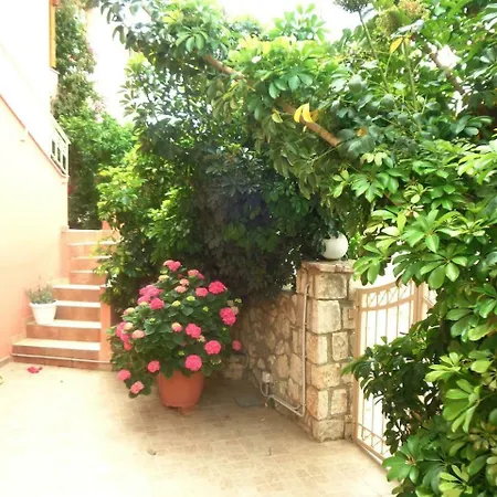Angelina's Helmata Tatil Evi